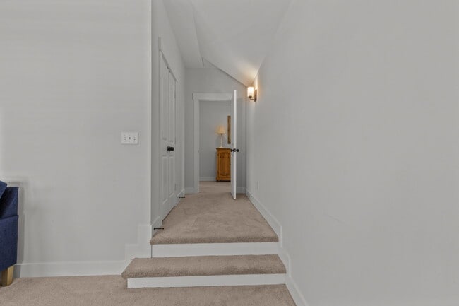 Building Photo - 105 Farmridge Wy