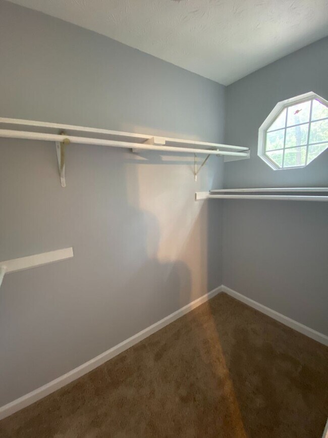 Building Photo - Oakwood Drive (Duplex - 2 Units)