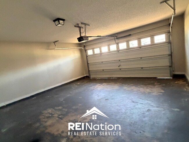 Building Photo - INCREDIBLE LAYOUT! 3BR/2BA Memphis Gem | Vaulted Ceilings & Soaking Tub | Deck & Fenced Yard!