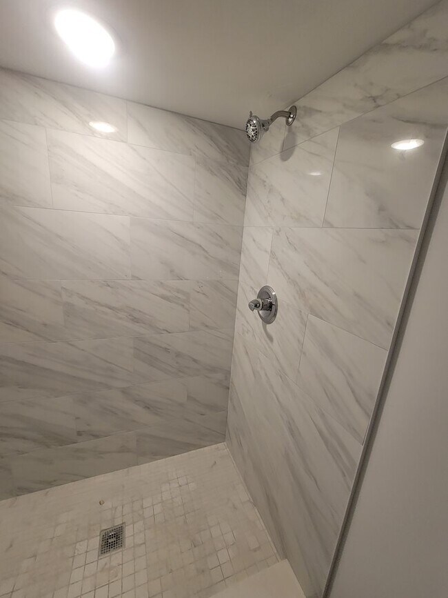 Building Photo - Fully beautiful rehab 4 bed 2.5 bath secti...