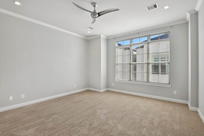 Building Photo - 1040 W 26th St