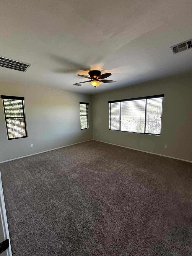 Building Photo - 1120 E Mt Shibell Dr