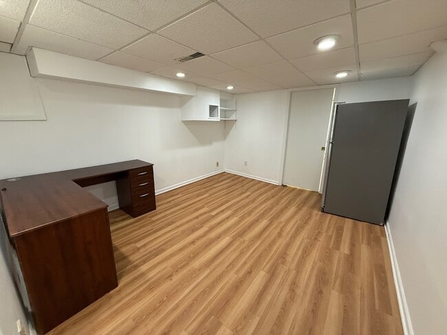 Building Photo - 572 N Emroy Ave