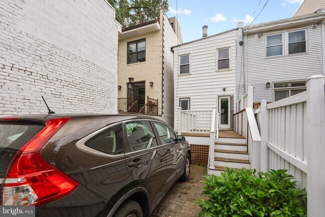 Building Photo - 1126 G St NE