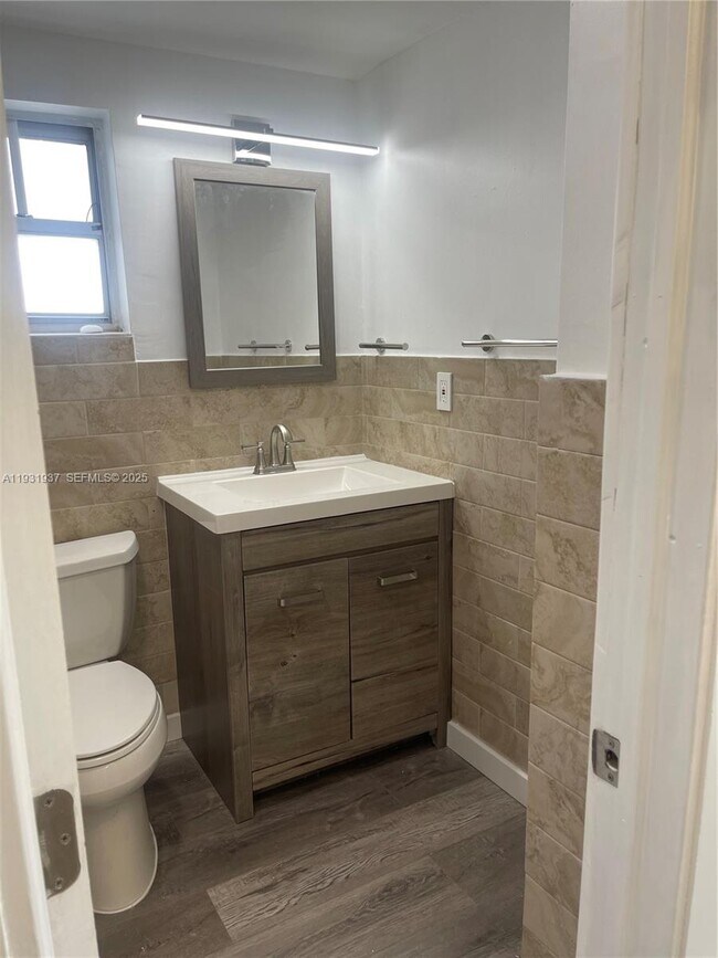 Building Photo - 400 Kings Point Dr