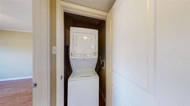 Building Photo - 904 University Oaks Blvd