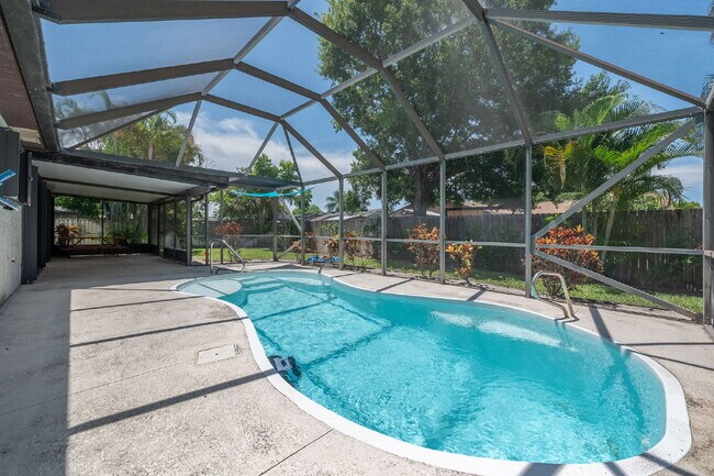 Building Photo - Beautifully updated Pool Home