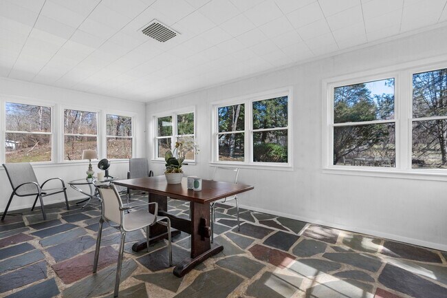 Building Photo - 17 Bruin Dr