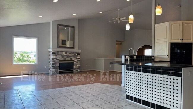 Building Photo - 629 W Kenosha Dr