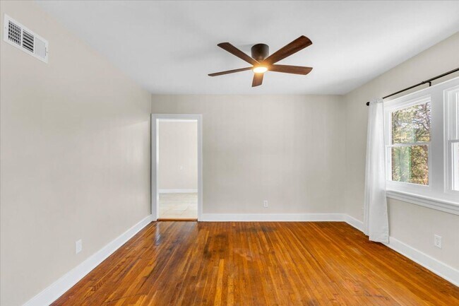 Building Photo - 2 bedroom off of Historic Victory Drive and minutes from Daffin Park