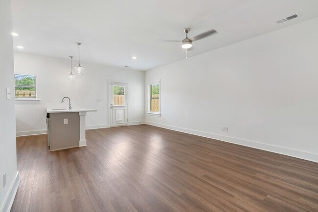 Building Photo - Spacious 3 Bedroom Home with Fenced Backyard
