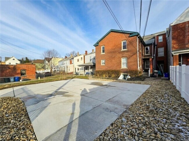 Building Photo - 224 S Pacific Ave