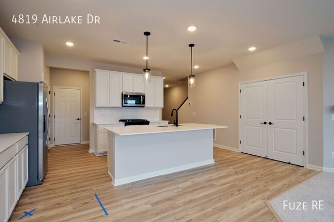 Building Photo - 4819 Airlake Dr