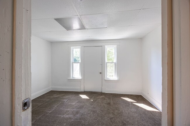 Building Photo - Renovated Large 4 Bedroom House in McKeesp...