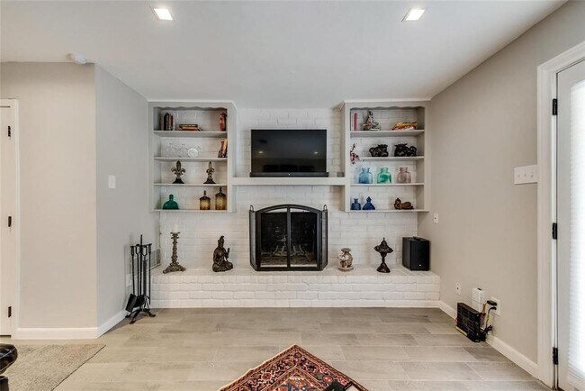 Building Photo - 15819 El Estado Dr