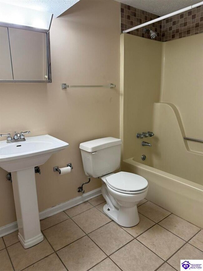 Building Photo - 114 Monroe St