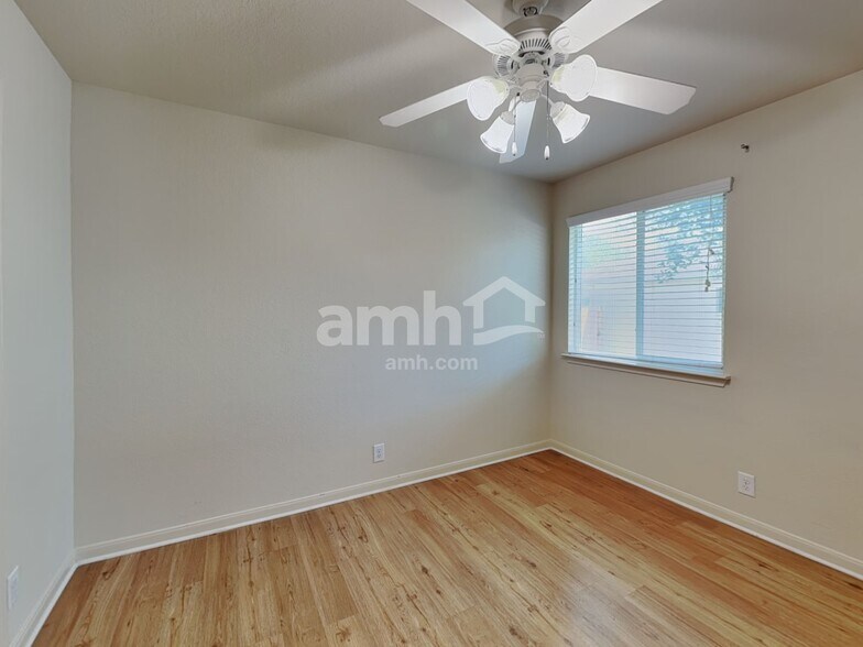 Building Photo - 2129 Hazelwood Dr