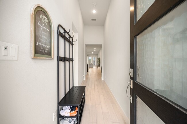 Building Photo - 8711 Hbr Pnes Dr