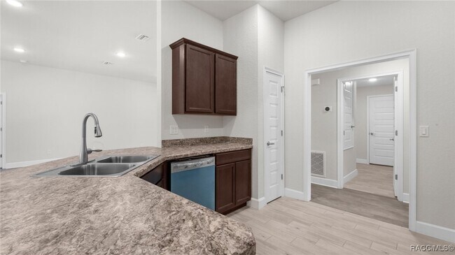 Building Photo - 23 Lone Pine St