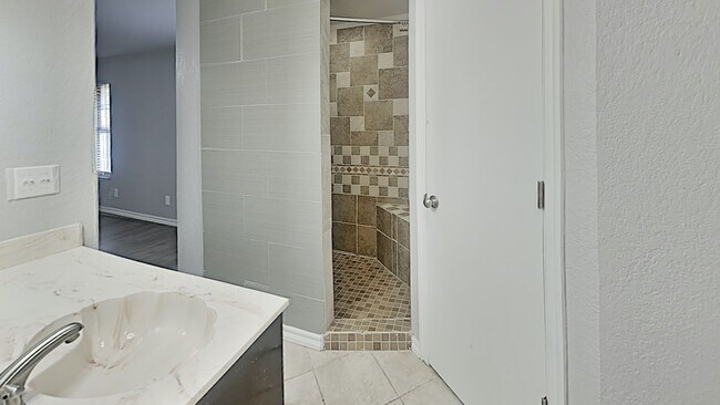 Building Photo - 3 Bedroom 2 Bath Home Conveniently Located in Moore