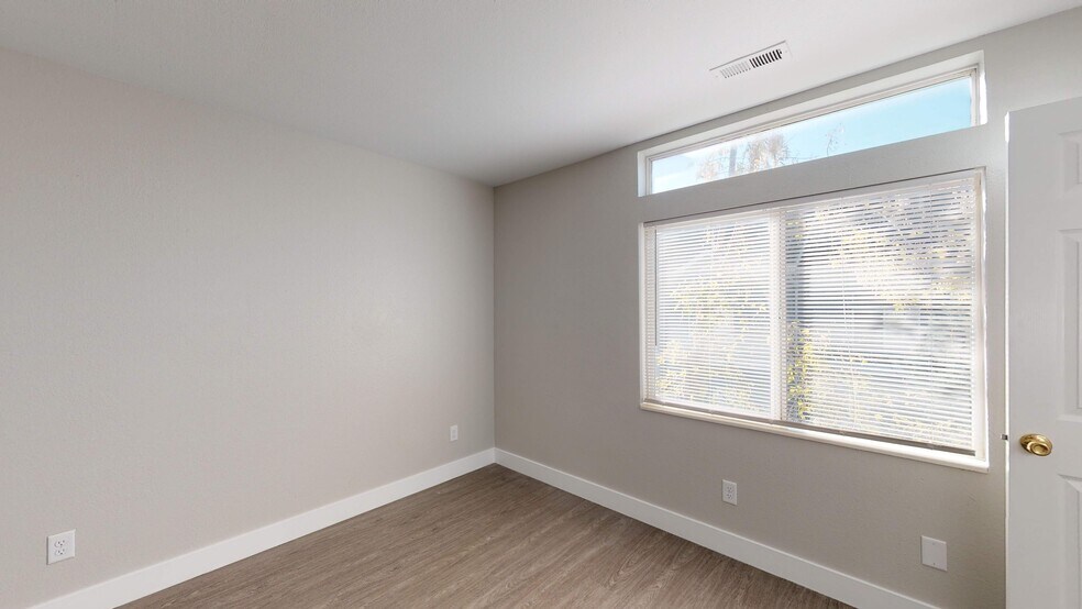 Building Photo - 475 N Redwood Rd