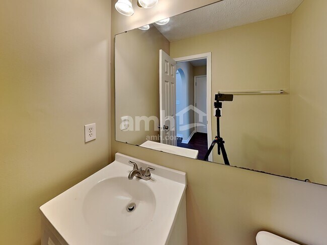 Building Photo - 90 Knights Bridge Dr N