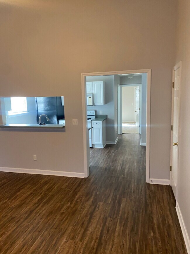 Building Photo - Beautiful 3 Bedroom 3 Bath