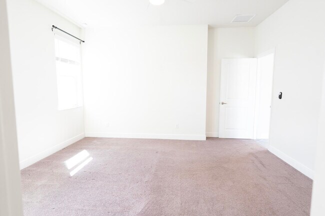 Building Photo - 10885 SW Robbia Way
