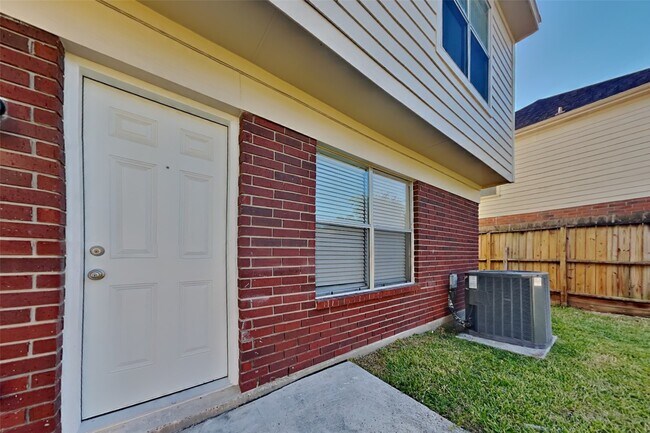 Building Photo - 19123 Oakway Dr