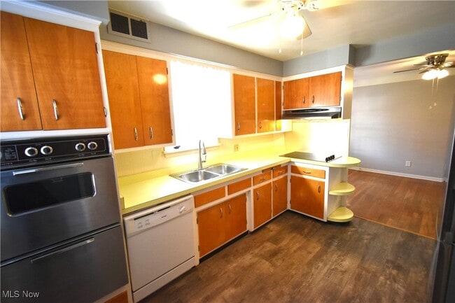 Building Photo - 2761 Forestview Ave