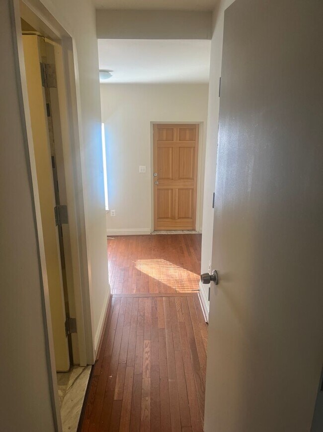 Building Photo - Commuter Friendly Beautiful Townhouse in Baltimore- Will go fast!