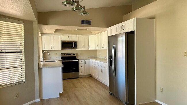 Building Photo - 8878 E Sheena Dr