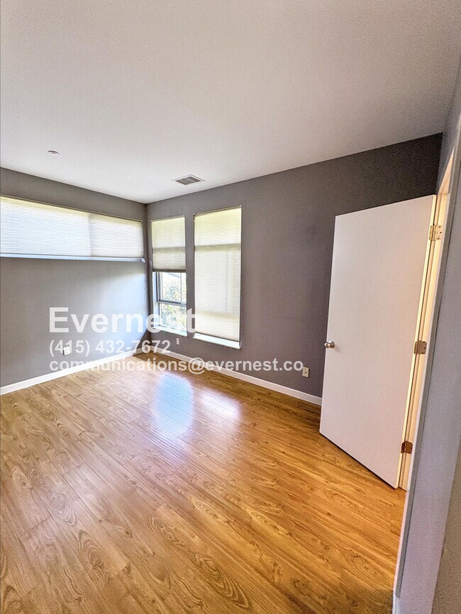 Building Photo - Beautiful 2 bed 2 bath in Oakland!