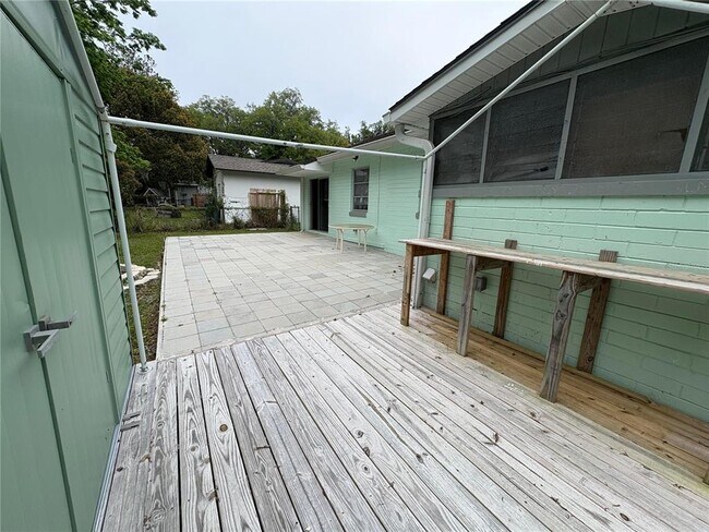 Building Photo - 1137 NE 9th St