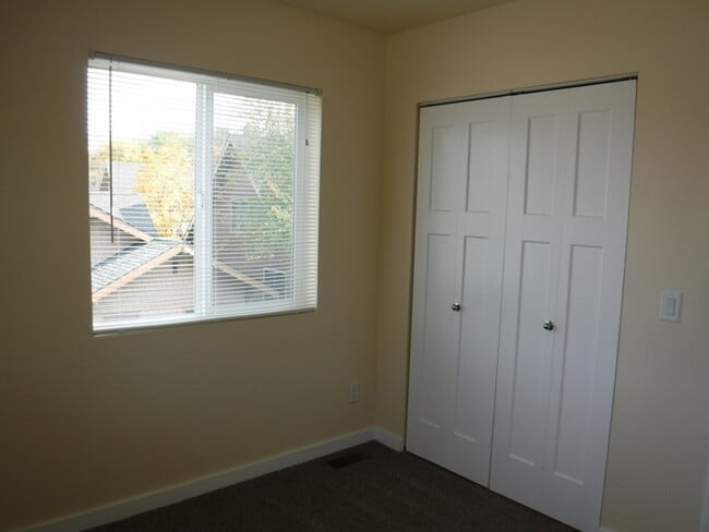 Building Photo - Newer side by side duplex