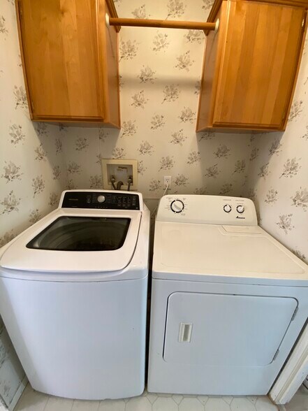 Washer/Dryer in unit - 900 N 8th St