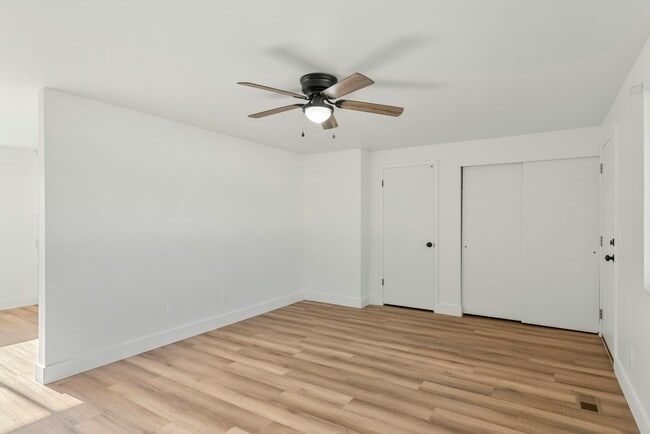 Building Photo - 1335 E Lester Dr