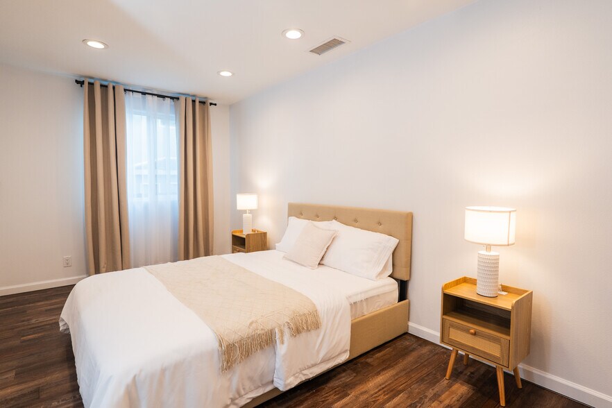 Building Photo - 940 S Bernal Ave