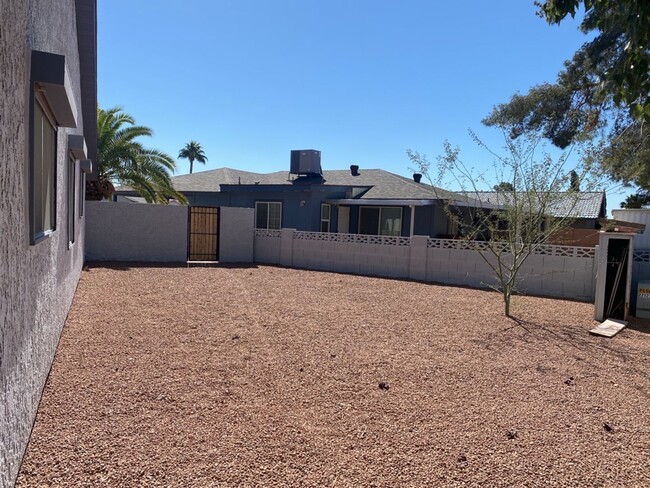 Building Photo - SUPER CUTE 2bed/2bath in Apache Junction!