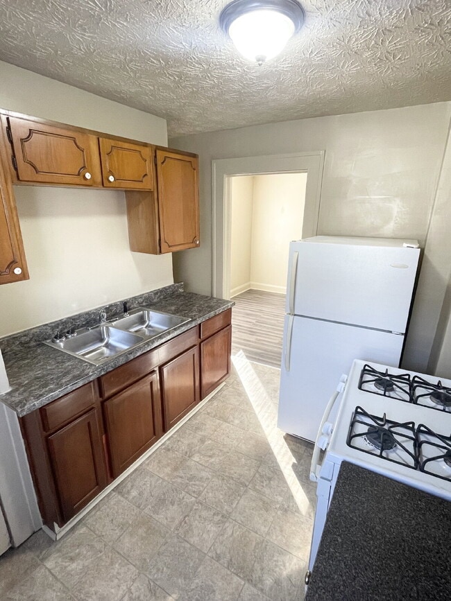 Building Photo - 3 Bedroom Home  with huge, 2-car garage/workshop combo (has electricity)