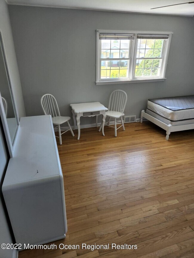 Building Photo - 220 Highwood Rd