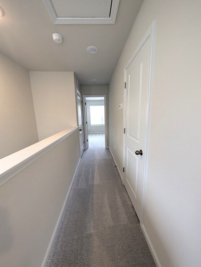 Building Photo - 3156 Fall Hills Dr
