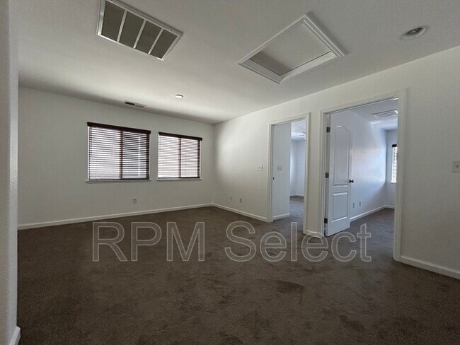 Building Photo - 35 Seatuck Ct