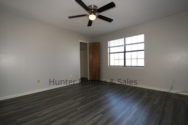 Building Photo - Super Cute!