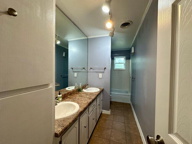 Building Photo - Beautiful large home for lease in Poplar B...