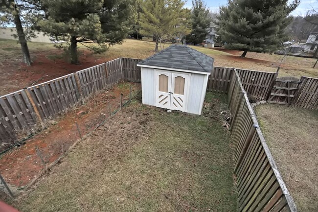 Building Photo - Charming End Of Group Townhome for Rent