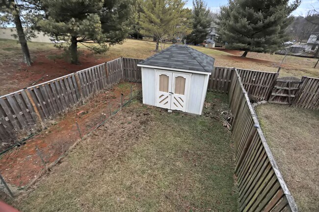 Building Photo - Charming End Of Group Townhome for Rent