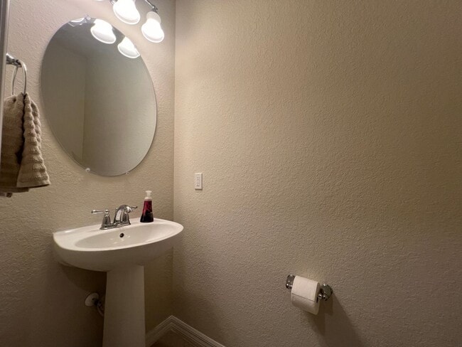 Building Photo - Spectacular Contemporary Style 3 br, 2.5 bath House - Ready for YOU!!