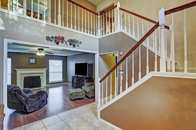 Building Photo - 3911 Spring Garden Dr