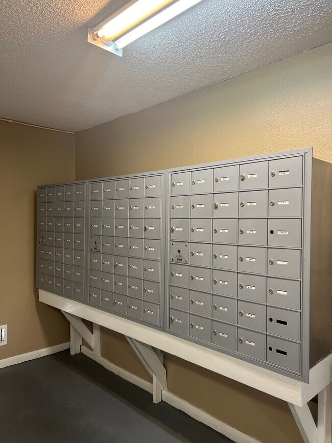 Building Photo - 1/1 PARTLY FURNISHED CONDO UNIT AVAILABLE FALL 2026